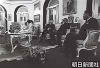 トラの毛皮が敷かれた応接室で、ラーマン首相と談笑する皇太子さま。左は美智子さま