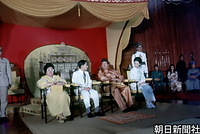 マレーシアのスランゴル州首長主催の昼食会での皇太子さまと美智子さま