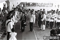 一週間滞在したマレーシアでの歓送式典で、見送りの人たちと握手をする皇太子さまと美智子さま
