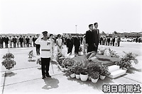 シンガポールに到着し、ヨー・ジムセン臨時副大統領夫妻と空港での歓迎行事に臨む皇太子さま。後方左は美智子さま