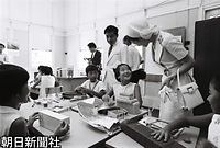 シンガポールの日系人学校を訪れ、授業中の児童たちに話しかける皇太子さまと美智子さま