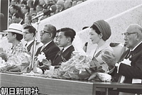 アトラクションに拍手を贈る皇太子さまと美智子さま。左は佐藤栄作首相。右端は石坂泰三万博協会会長