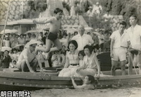 ７月、静養先の静岡県の奥浜名湖で、舟から元気に飛び込む浩宮さまを見守る美智子さま、礼宮さま、皇太子さまの姉・鷹司和子さん、皇太子さま