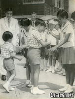 静岡県引佐郡細江町の西気賀小の児童たちからホタルの籠を贈られる浩宮さまと礼宮さま。左は皇太子さま