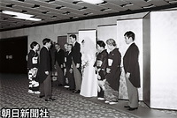 美智子さまの弟・正田修さんと大原泰子さんの結婚式に出席した皇太子ご夫妻、新郎側の左端が正田英三郎さん、富美子さん