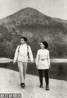１０月、学習院初等科時代に疎開した栃木県の奥日光を訪れ、秋深まる刈込湖畔を散策する皇太子さまと美智子さま