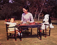 １０月２０日、東宮御所の庭で紀宮さまとくつろぐ、３６歳の誕生日を迎える美智子さま。右はぬいぐるみの「スヌーピー」