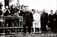 集まった人たちに、右手に持った帽子を振って応える昭和天皇と香淳皇后