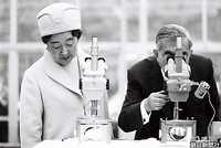 新潟県水産試験場村上支場を視察、顕微鏡で観察をする昭和天皇。右は香淳皇后。昭和天皇は海洋生物・ヒドロゾアの研究に打ち込んでいただけに、手つきからも熱心さが伝わってくる