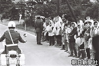 沿道で、昭和天皇の車列を歓迎する人たち。米どころだけあって、農家の女性が多い