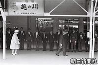 見送りのため長岡駅に並んだ地元の関係者に会釈で応える昭和天皇と香淳皇后