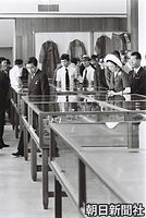 糸満市摩文仁の沖縄県立平和祈念資料館で、展示室に並んだ沖縄戦の遺品を見て回る皇太子さまと美智子さま