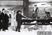 沖縄館で、沖縄の漁法の説明を聞く皇太子さまと美智子さま