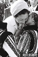 ルーマニア北部ブコビナ地方のマルネジア陶器工場に着き、出迎えの子どもたちにキスで歓迎される美智子さま