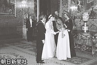 スペイン・マドリードの王宮で開かれた、フアン・カルロス一世国王主催の晩さん会で、出迎えを受ける皇太子さまと美智子さま