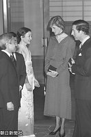 １９８６年５月、来日した英国のチャールズ皇太子とダイアナ妃を、東宮御所での夕食会に招いた皇太子さまと美智子さま