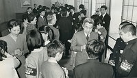 １９８７年３月、沖縄との豆記者交流で、沖縄県に派遣された豆記者の報告を聞く皇太子さま、美智子さま。左上は浩宮さま