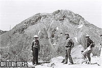 日光白根山（２５７８メートル・後方）を望む皇太子さまと浩宮さま。父子お二人での登山は１８年ぶりだった