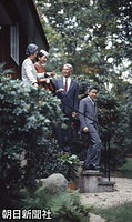 米国最初の訪問地、ボストンの宿泊先となるライシャワー元駐日大使邸で、ライシャワー氏、ハル夫人と歓談する皇太子さまと美智子さま