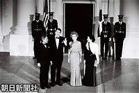 レーガン米大統領夫妻主催の晩さん会に招かれ、ホワイトハウス玄関で大統領夫妻の出迎えを受ける皇太子さまと美智子さま。美智子さまは米国の国花ハナミズキが刺しゅうされた片身替わりのイブニングドレス姿