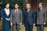 １９８８年元日の新聞紙面用に撮影された、皇太子さま、昭和天皇、浩宮さま、胸に麦の穂のブローチをつけた美智子さま