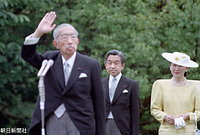 ５月、園遊会で三笠山の上から招待者に手を振る昭和天皇と後ろから見つめる皇太子さまと美智子さま。病気のご負担を軽くするため、このあいさつ後に退席された。昭和天皇の最後の園遊会になった。
