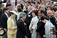 昭和天皇にかわって、園遊会で元プロ野球選手で国民栄誉賞を受けた衣笠祥雄さんに話しかける皇太子さまと美智子さま。左は浩宮さま、礼宮さま、常陸宮さま