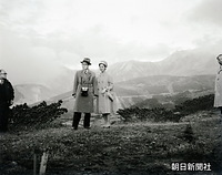 １９６１年１０月、富山県の天狗平で立山の雄大な景色を眺める
