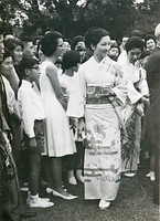 １９６４年１２月、タイを訪問し在留邦人と談笑する
