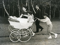１９６９年９月、「お箸初め式」を迎えた紀宮さま。礼宮さまも、浩宮さまの押す乳母車に乗り、楽しそう