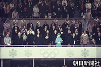 １９７２年２月、札幌五輪閉会式の貴賓席で皇太子さま、三笠宮寛仁さまらとともに