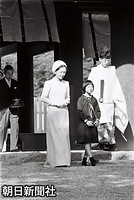 １９７９年１１月、熱田神宮を参拝。美智子さまはローブモンタント、紀宮さまは学習院初等科制服を着用