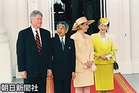 １９９４年６月に訪米。ホワイトハウスの歓迎式典後、クリントン大統領夫妻に見送られる