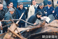 １９９５年１月３１日、阪神淡路大震災で焼け跡となった神戸市長田区の市場を見舞う