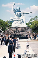 ７月、戦後５０年「慰霊の旅」で長崎へ。平和祈念像に献花した