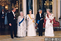 １９９８年５月、訪英。バッキンガム宮殿でエジンバラ公フィリップ殿下、エリザベス皇太后、エリザベス女王と