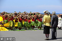 ハワイのコナ国際空港でフラダンスに出迎えられる
