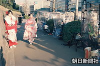 １月４日、東宮御所に面した青山通りで、昭和天皇のご容体急変をキャッチしようとする報道陣のビニールシートと、興味深くながめる振り袖姿の女性たち