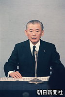 昭和天皇崩御で首相謹話を発表する竹下登首相