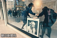 銀座の店のショーウィンドーには、昭和天皇の写真が飾られた