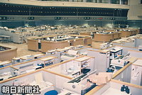 ７日の立ち会いを臨時停止した東京証券取引所は人影もなく閑散としていた