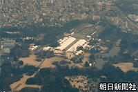 ２０日、昭和天皇の大喪の礼が行われる新宿御苑の様子。朝日新聞社ヘリコプターから