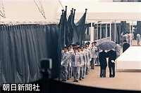 皇室行事と国の儀式を分けるため、黒いカーテンのような幔幕を開閉する