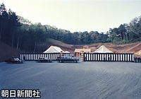 山陵百日祭の儀が行われた武蔵野陵。まだ造営中で山肌が見える