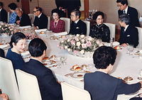 昼食会で来日した中国・李鵬首相の朱彬夫人と和やかに歓談する天皇陛下、手前は同首相と歓談する皇后さま
