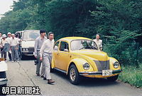８月、静養先の那須高原で、礼宮さまの愛車・黄色いフォルクスワーゲンでドライブを楽しむ天皇、皇后両陛下