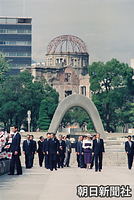 ９月、広島県で開かれる第９回全国豊かな海づくり大会出席を前に、原爆慰霊碑を訪れ供花（きょうか）した天皇、皇后両陛下