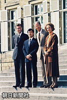 ９月、皇太子さまは日本の皇室との親交が深かったベルギーを訪問。ブリュッセルのラーケン宮前で記念撮影する（左から）フィリップ殿下、皇太子さま、ボードワン国王、ファビオラ王妃。ファビオラ元王妃が２０１４年
