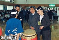 １０月、はまなす大会出席後に函館ろう学校を訪れ、和太鼓で歓迎した生徒に語りかける天皇、皇后両陛下