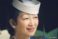 東京都三鷹市にある中近東文化センター１０周年記念展を訪れた皇后さま